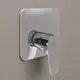 Chromene Brausearmatur von Ideal Standard mit einem horizontalen Hebel zur Temperatureinstellung, montiert auf einer quadratischen Wandplatte.